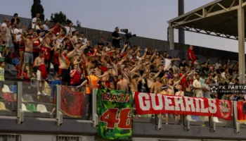 Ndodh për herë të parë/ Ultras Guerrils i bëjnë thirrje tifogrupeve të tjerë: Rivalitetin e lëmë, tani është koha për Shqipërinë