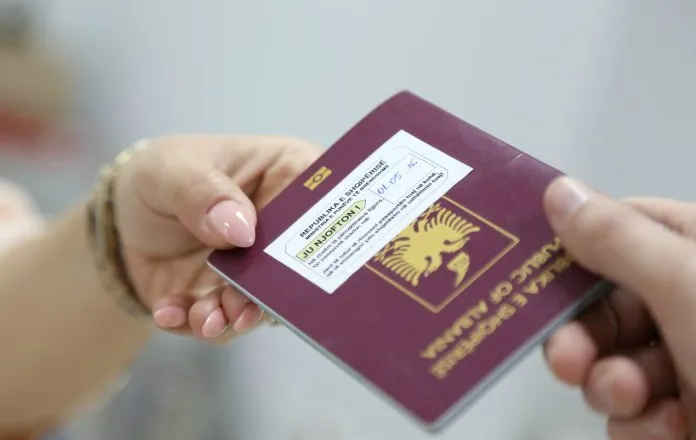 Ndryshojnë rregullat për kartat e identitetit/ Si do të shpërndahen dokumentet dhe çfarë ndodh me ato që nuk tërhiqen
