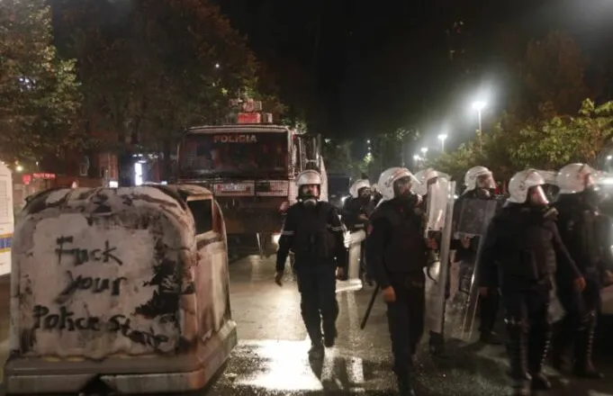 “Në 5 ditë, janë dokumentuar 17 incidente ndaj gazetarëve” – AGSH: Në një rast, gazetarët u penguan në prani të Kryepolicit Skënder Hit