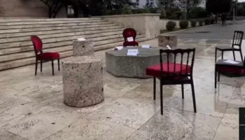 Ne darke i dhunon mizorisht, ne mengjes i nxjerr karriget! Dite e re skenar i ri, personazh i njejte