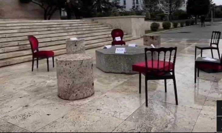 Ne darke i dhunon mizorisht, ne mengjes i nxjerr karriget! Dite e re skenar i ri, personazh i njejte