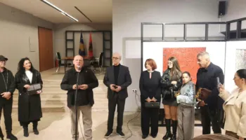 Në Gjakovë u hap ekspozita personale “CODE” e piktorit Kamuran Goranci