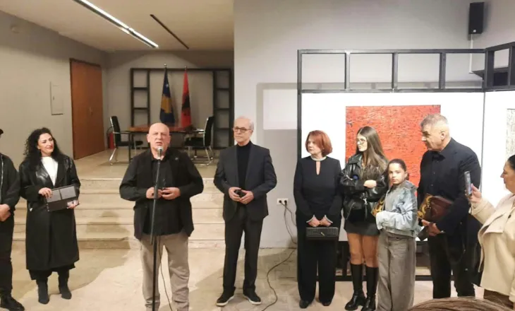 Në Gjakovë u hap ekspozita personale “CODE” e piktorit Kamuran Goranci