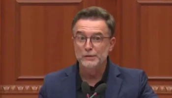 “Ne me këtë ligj sot ndryshojmë jetën e njerëzve”, Braçe kundër reformës, i fiket mikrofoni, PD: Lëreni të flasë (VIDEO)