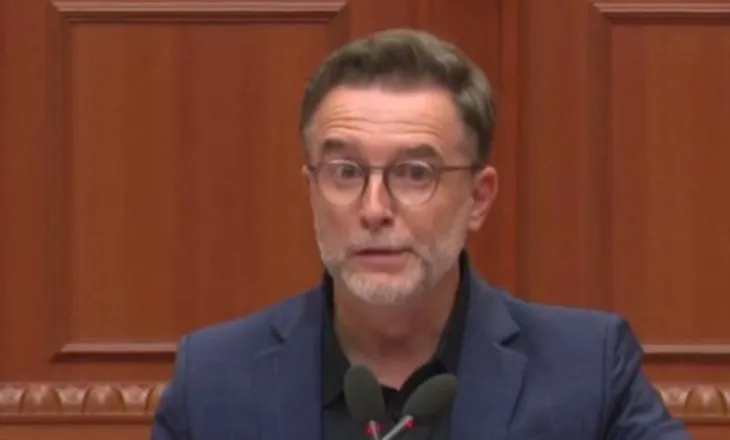 “Ne me këtë ligj sot ndryshojmë jetën e njerëzve”, Braçe kundër reformës, i fiket mikrofoni, PD: Lëreni të flasë
