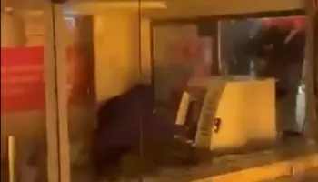 Në protestë vjedhin edhe lekët në bankomate