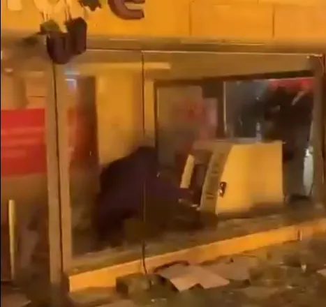 Në protestë vjedhin edhe lekët në bankomate