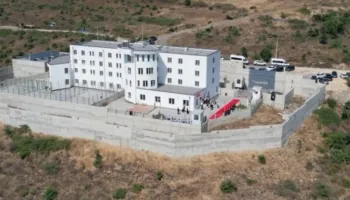 Nëna me foshnjën 4-muajshe u dënua me rreth 7 vite burg nga GJKKO, Avokati i Popullit nis verifikimin për rastin në Burgun e Pojskës