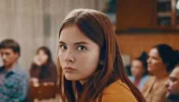 “Neue Zürcher Zeitung” vlerëson filmin “Dua” të Blerta Bashollit