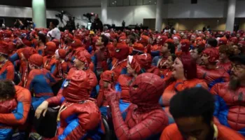New York mbushet me Spider-Man, qindra fansa tentojnë rekordin botëror