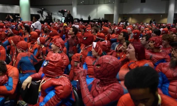New York mbushet me Spider-Man, qindra fansa tentojnë rekordin botëror