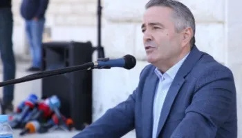 Nga drejtor në SHISH, te protesta kundër Ramës: Kush është Sandër Kovaçi, që drejtoi protestën e pedagogëve sot në krah të dhëndrit dhe vajzës së Berishës?