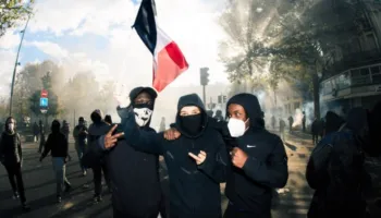 Nga protestat në Francë te Shqipëria, si e shfrytëzon Rusia kaosin për luftën e informacionit!