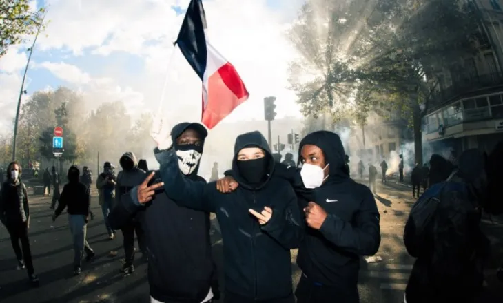 Nga protestat në Francë te Shqipëria, si e shfrytëzon Rusia kaosin për luftën e informacionit!