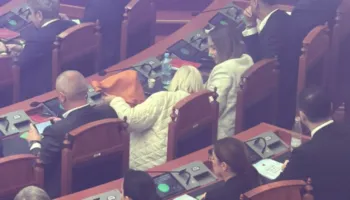 Nga spitali në Kuvend për një votë? Opozita tregon deputeten e PS-së që erdhi me urgjencë