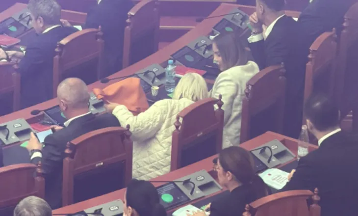 Nga spitali në Kuvend për një votë? Opozita tregon deputeten e PS-së që erdhi me urgjencë