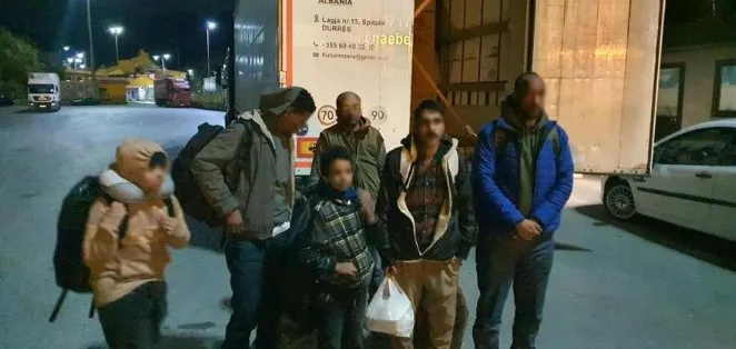 Nga Turqia me destinacion Durrësin dhe vendet e BE-së, kapen në Kapshticë 6 emigrantë nga Sudani dhe Kuvajti! Ishin fshehur në trajler