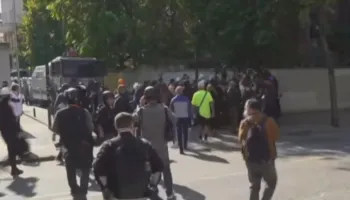 Nis ‘aksioni’ te Ministria e Arsimit, protestuesit shkulin pllakat dhe ‘i fluturojnë’, ndërhyn policia