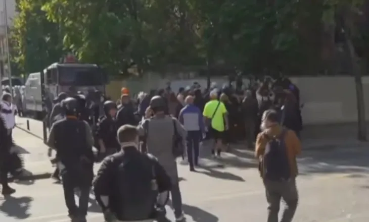 Nis ‘aksioni’ te Ministria e Arsimit, protestuesit shkulin pllakat dhe ‘i fluturojnë’, ndërhyn policia