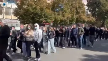 Nis dita e katërt e revoltës në Tiranë/ Studentët marshojnë me thirrrjet: Poshtë komunizmi…