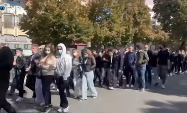 Nis dita e katërt e revoltës në Tiranë/ Studentët marshojnë me thirrrjet: Poshtë komunizmi…
