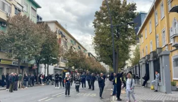 Nis grumbullimi i protestuesve para Ministrisë së Arsimit, kërkohet dorëheqja e Ramës