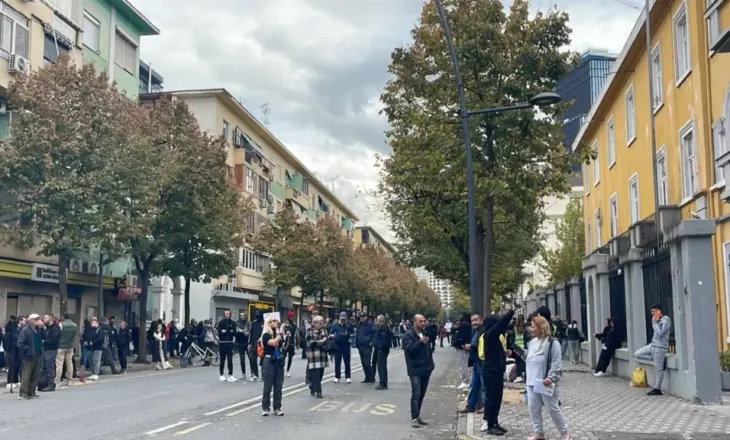 Nis grumbullimi i protestuesve para Ministrisë së Arsimit, kërkohet dorëheqja e Ramës