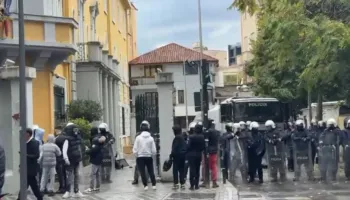 Nis grumbullimi i protestuesve te Ministria e Arsimit, forca të shumta policie dhe autobote uji në terren