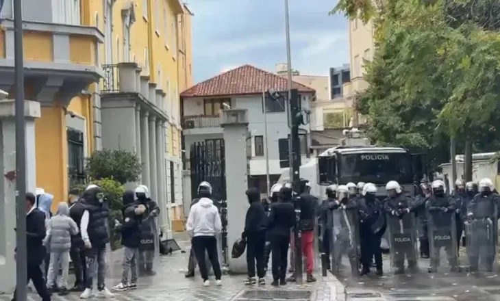 Nis grumbullimi i protestuesve te Ministria e Arsimit, forca të shumta policie dhe autobote uji në terren