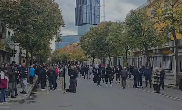 Nis grumbullimi i studentëve te Ministria e Arsimit, Policia në gatishmëri