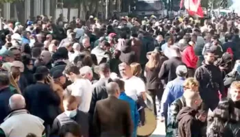 Nis hedhja e gurëve drejt efektivëve, aktivizohet autoboti i ujit, plagoset një vajzë