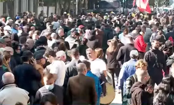 Nis hedhja e gurëve drejt efektivëve, aktivizohet autoboti i ujit, plagoset një vajzë