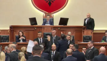 Nis me debate Kuvendi! Opozita bllokon foltoren, Noka i hedh letra fytyrës Ballës, ndërpritet seanca