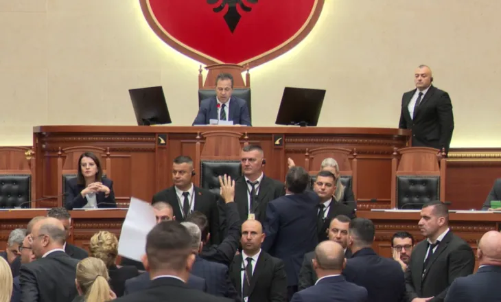 Nis me debate Kuvendi! Opozita bllokon foltoren, Noka i hedh letra fytyrës Ballës, ndërpritet seanca