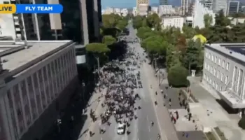 Nis me vonesë protesta e PD-së para Kryeministrisë, ja pjesëmarrja nga lart! Udhëhiqen nga Noka, Berisha i mungon sheshit (FOTO)