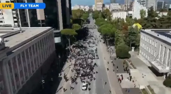 Nis me vonesë protesta e PD-së para Kryeministrisë, ja pjesëmarrja nga lart! Udhëhiqen nga Noka, Berisha i mungon sheshit (FOTO)
