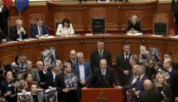 Nis me zhurmë seanca plenare, deputetët e PD godasin tavolinat e bllokojnë foltoren (VIDEO)