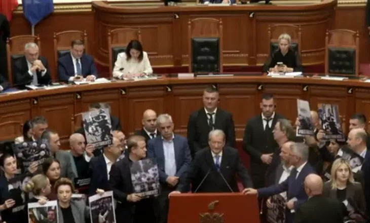Nis me zhurmë seanca plenare, deputetët e PD godasin tavolinat e bllokojnë foltoren (VIDEO)