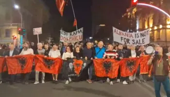 Nis protesta e 130-të kundër qeverisë, qytetarët marshojnë drejt Kryeministrisë