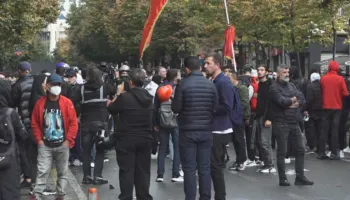 Nis protesta, protestuesit mblidhen para Ministrisë së Arsimit, nisin sulmet ndaj godinës