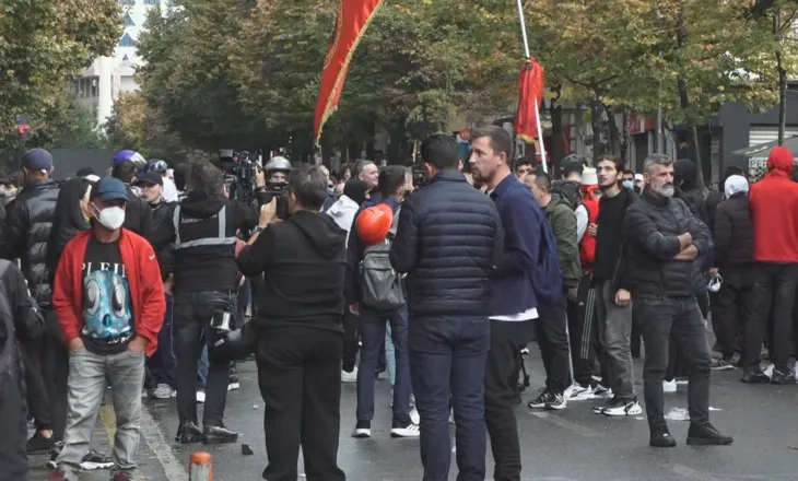 Nis protesta, protestuesit mblidhen para Ministrisë së Arsimit, nisin sulmet ndaj godinës