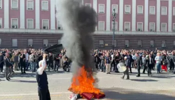 Nis revolta kombëtare, protestuesit djegin ‘tryezën e dialogut’ të kryeministrit Rama