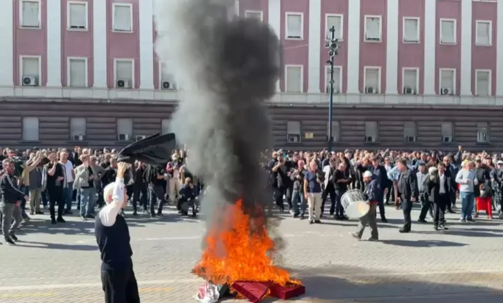 Nis revolta kombëtare, protestuesit djegin ‘tryezën e dialogut’ të kryeministrit Rama