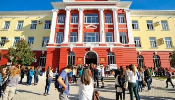 Nis viti i ri akademik/ 120 mijë studentë në auditorët e Universiteteve, 20 mijë ulen për herëv të parë