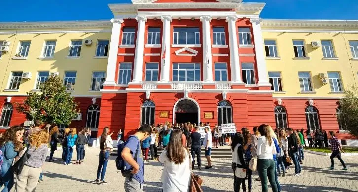 Nis viti i ri akademik/ 120 mijë studentë në auditorët e Universiteteve, 20 mijë ulen për herëv të parë