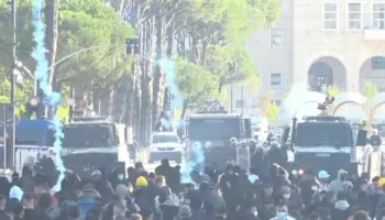 Nisin sulmet ndaj Kryeministrisë, Policia përgjigjet me gaz dhe ujë! FNSH tenton disa arrestime