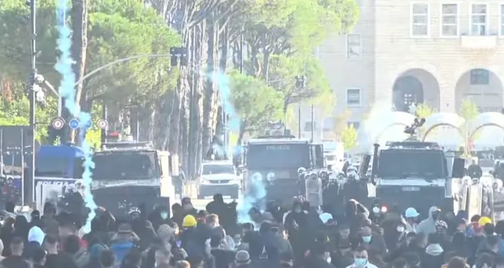 Nisin sulmet ndaj Kryeministrisë, Policia përgjigjet me gaz dhe ujë! FNSH tenton disa arrestime