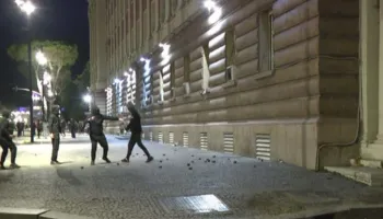 Nisin tensionet, protestuesit hedhin gurë dhe thyejnë xhamat e Kryesisë së Kuvendit (VIDEO)