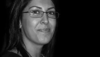 Një ditë pas vrasjes së Arlinda Zekajt në Pejë, kunati autor ende në arrati! Policia i bastis shtëpinë dhe sekuestron armë, thika e një sëpatë