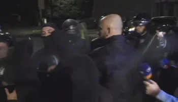 Një grup i vogël protestuesish rikthehen te Kryeministria, ndërhyn policia! Lëndohet edhe një gazetare